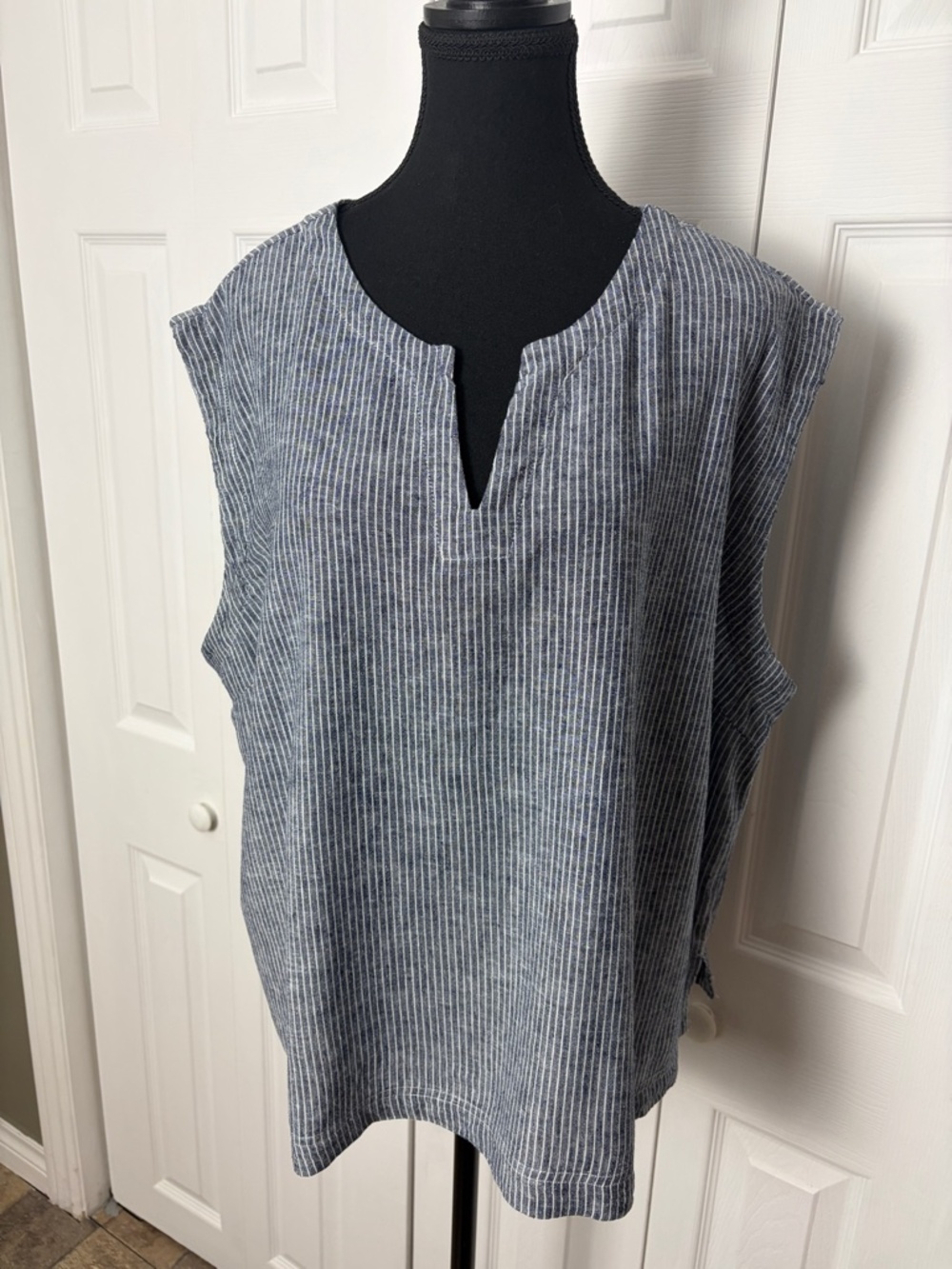 Denver Hayes Sleeveless Top Blue with white pinstripe V neck Size XXL
